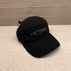 Arcteryx 5 PANEL WOOL BALL CAP (black )—used few times only No tags.